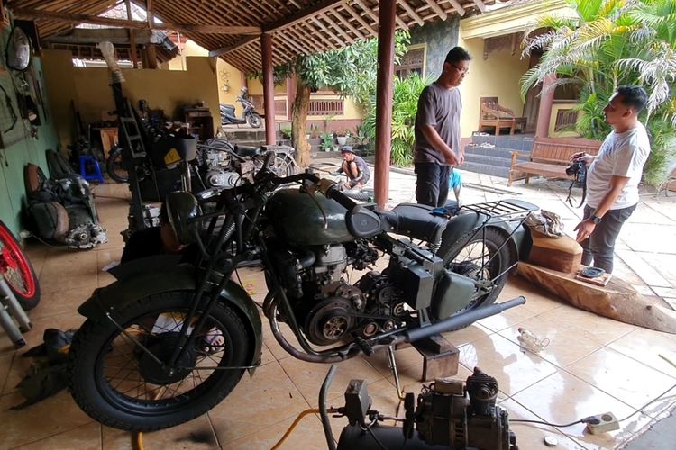 Replika sepeda motor terbuat dari mesin mobil di bengkel milik Aris Edi Subagyo di Kalurahan Piyaman, Wonosari, Gunungkidul