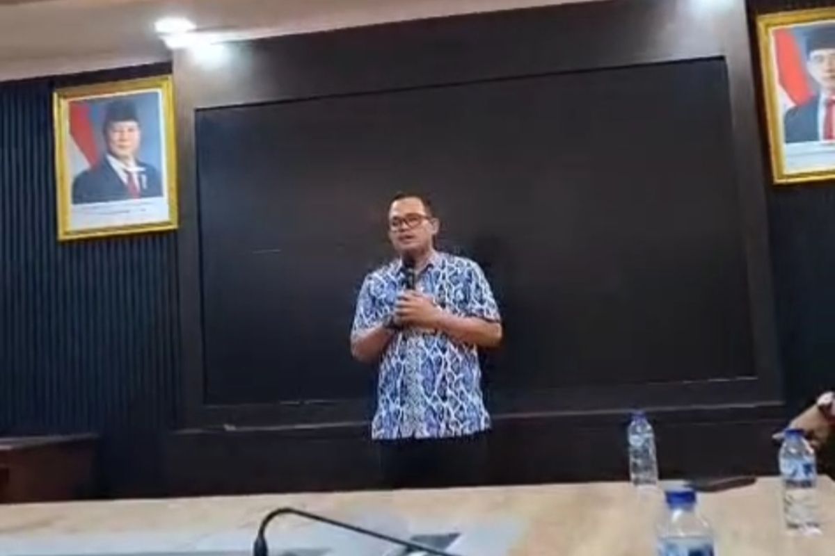 Salah seorang staf sekretariat DPRD Banten bernama Roni Nur Isman saat meminta maaf didepan perwakilan PPPK di ruang Komisi V DPRD Banten, Kamis (13/11/2025). Ia sebelumnya menulis status Whatsapp yang menyinggung PPPK yang dinilai banyak nuntut termasuk Tukin