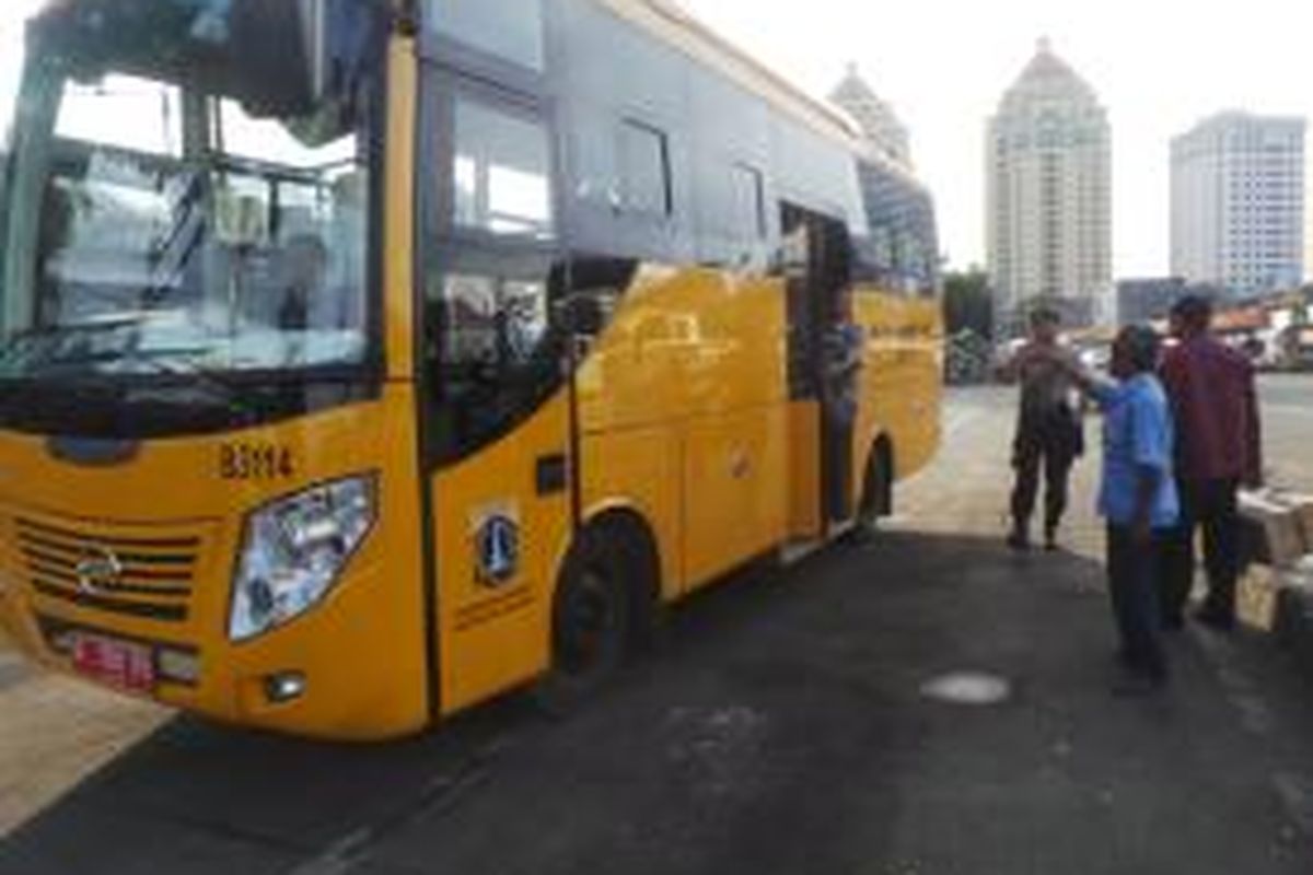 Bus Sekolah yang diperbantukan di Terminal Senen, Jakarta Pusat jelang sore tidak lagi beroperasi. Sejumlah bus langsung pulang kembali. Senin (21/12/2015)