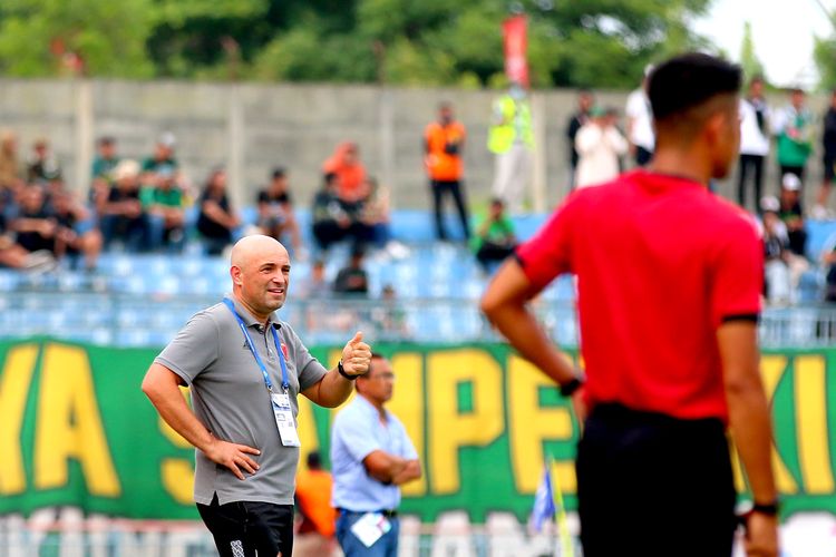 Ekspresi pelatih PSM Makassar saat protes ke wasit garis saat pertandingan pekan ke-26 Liga 1 2022-2023 melawan Persebaya Surabaya yang berakhir dengan skor 0-1 di Stadion Gelora Joko Samudro Gresik, Jumat (24/2/2023) sore. 