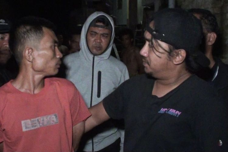 SU (30) tengah digelandang oleh tim Jatanras Polres Gowa, Sulawesi Selatan lantaran menganiaya istri sirinya hanya gara gara uang cicilan. Rabu, (31/5/2023)