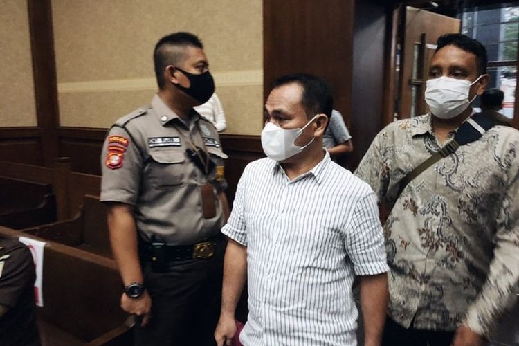 Terdakwa kasus dugaan korupsi pemberian suap pada Bupati nonaktif Langkat Terbit Rencana Perangin-Angin, Muara Perangin-Angin dalam persidangan di Pengadilan Tindak Pidana Korupsi (Tipikor) Jakarta, Senin (13/6/2022). 
