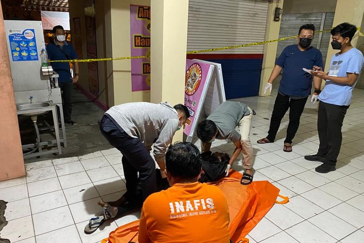 CEK JASAD—Tim Inafis Polres Wonogiri dan petugas medis RSUD Wonogiri mengecek jasad Giyarto (46), seorang pedagang yang ditemukan tewas didepan pintu masuk Pasar Kota Wonogiri, Kabupaten Wonogiri, Jawa Tengah, Selasa (12/4/2022).