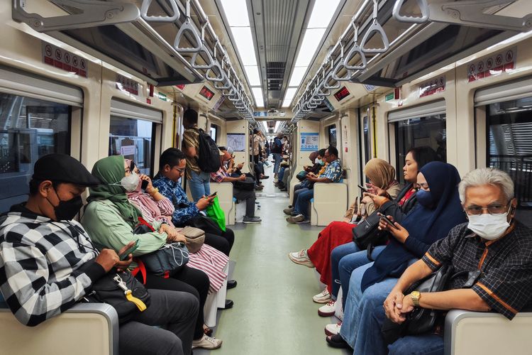 Kondisi LRT dari Stasiun TMII menuju Stasiun Dukuh Atas pada Jumat (22/9/2023) pagi.