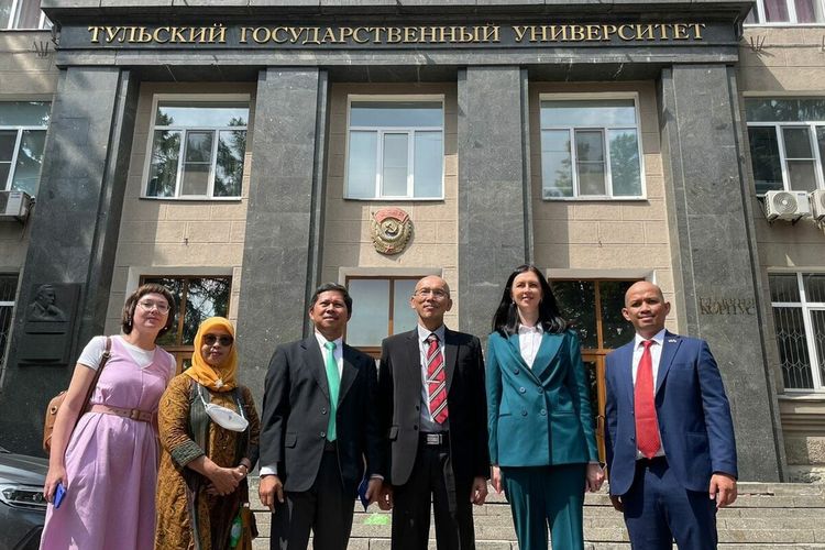 Rektor Untidar Prof. Dr. Ir. Mukh. Arifin (3 dari kiri) bersama jajaran Tula State University di Rusia, Selasa (26/7/2022) lalu.