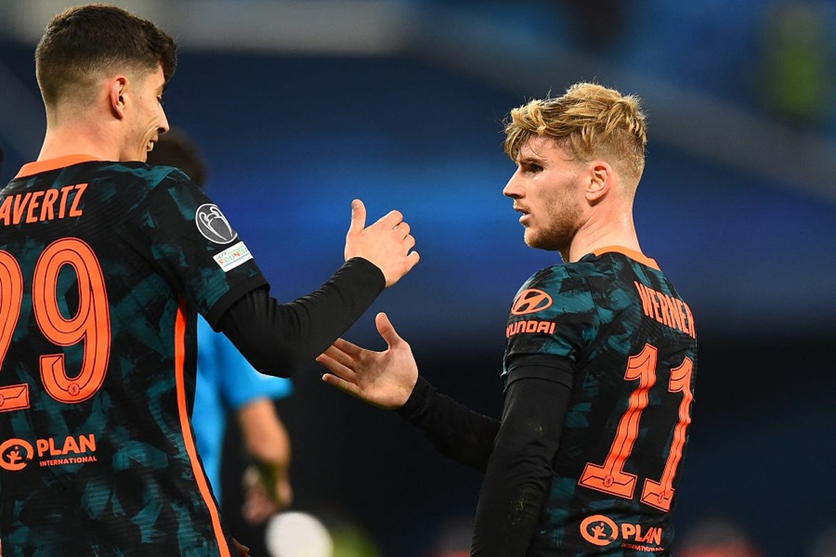 Striker Chelsea Timo Werner berselebrasi dengan Kai Havertz setelah mencetak gol ketiga mereka dalam pertandingan sepak bola grup H Liga Champions UEFA antara Zenit St. Petersburg vs Chelsea.