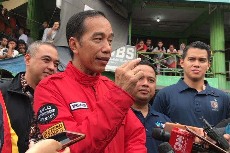 Presiden Joko Widodo saat mengunjungi Pasar Anyar, Kota Tangerang, Banten, Minggu (4/11/2018).