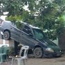 Parahnya Banjir di Medan, Mobil Terbawa Air dan Tersangkut di Pagar 