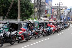 Perjuangan Warga Sri Lanka Antre Bensin 4 Hari, sampai Gelar Tikar dan Main Kartu di Trotoar