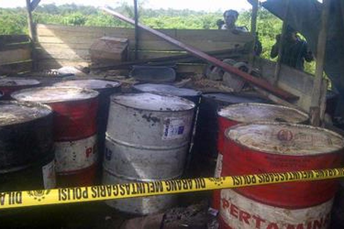 Kepolisian Resor Kota Samarinda, Kalimantan Timur, Kamis (15/3/2012) menyita 3.000 liter solar yang ditimbun di sebuah tempat penyimpanan di Kelurahan Bantuas, Kecamatan Palaran, Kota Samarinda.