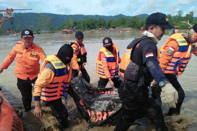 Tim SAR menemukan tiga jenazah diduga terjatuh dari jembatan putus di Banjarnegoro Kecamatan Wonosobo Kabupaten Tanggamus. 