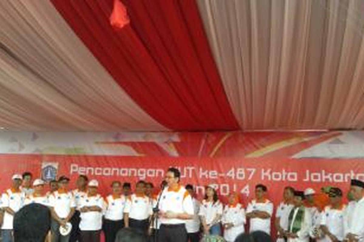 Plt Gubernur DKI Jakarta Basuki Tjahaja Purnama saat memimpin acara launching HUT Kota Jakarta ke-487, di Jembatan Marto, Kebon Kosong, Kemayoran, Jakarta Pusat, Minggu (1/6/2014) 