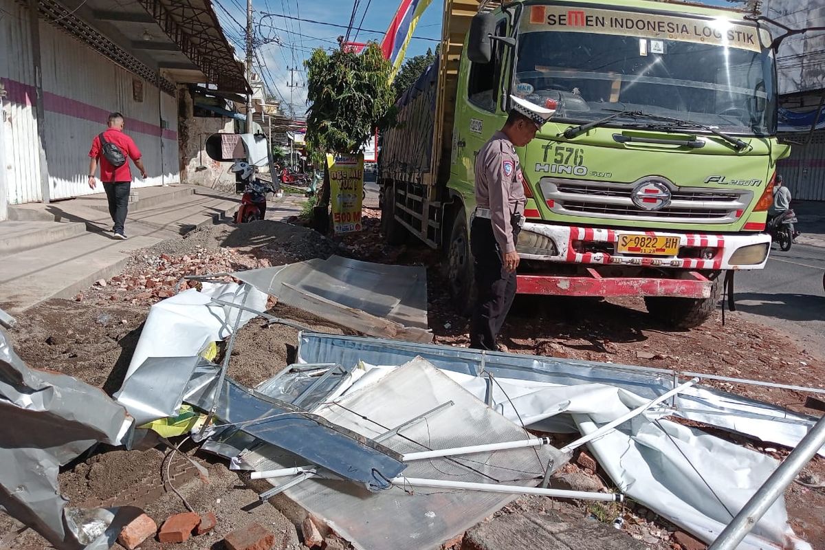 Truk tabrak plang neon milik MIN 3 Banyuwangi, Selasa (22/4/2025) 