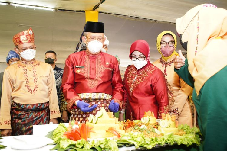 Gubernur Kalbar Sutarmidji dan Wali Kota Pontianak Edi Rusdi Kamtono beserta istri melihat Nasi Kuning Khas Pontianak yang ikut serta dalam Festival Kuliner dalam rangka Hari Jadi ke-250 Kota Pontianak.