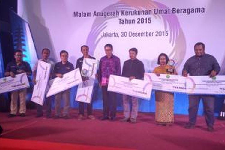 Wartawan kompas.com Sandro Gatra meraih Harmony Award dari Pusat Kerukunan
Beragama Kementerian Agama, Rabu (30/12/2015).

Redaktur Pelaksana Kompas.com Tri Wahono menerima Harmony Award dari Pusat
Kerukunan Beragama Kementerian Agama, Rabu (30/12/2015).
