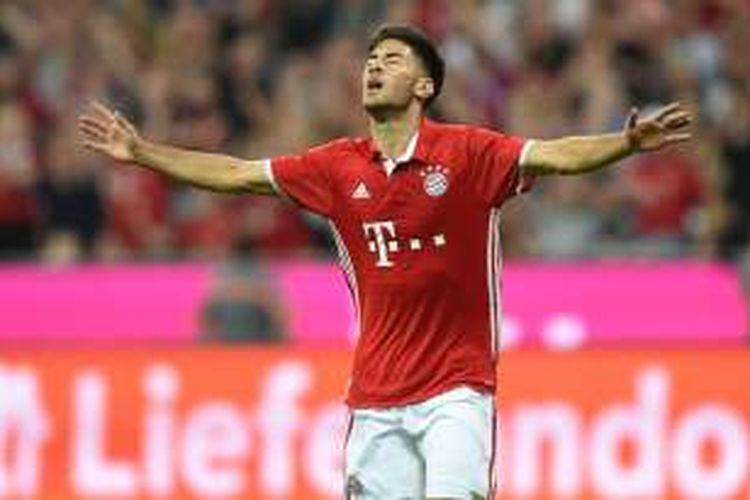 Gelandang Bayern Muenchen, Erdal Oeztuerk, merayakan keberhasilannya membobol gawang Manchester City dalam laga persahabatan di Allianz Arena, Rabu (20/7/2016) atau Kamis dini hari WIB. 