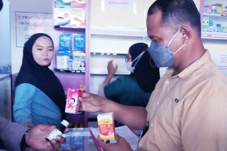 Polisi memperlihatkan obat batuk sirup di sebuah  apotek di Kabupaten Karimun, Jumat (21/10/2022).
