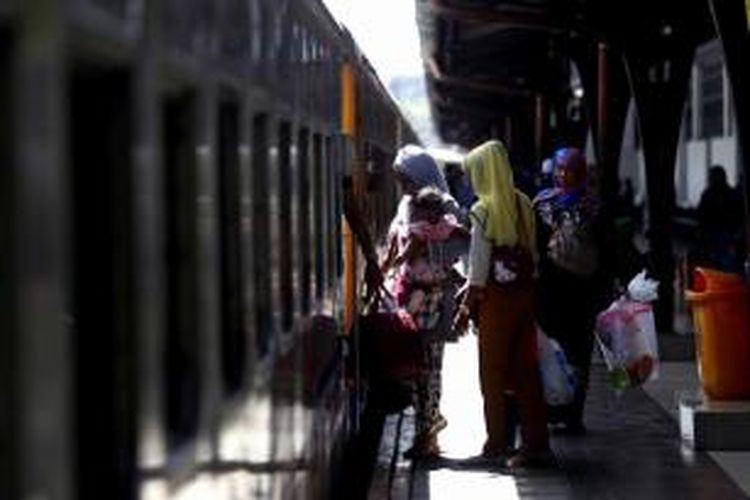 Pemudik masuk ke dalam kereta api Kertajaya di Stasiun Pasar Senen, Jakarta, Senin (13/7/2015).  PT KAI mempersiapkan sekitar 370 rangkaian kereta untuk mengakomodir pemudik yang  diperkirakan berjumlah 96.000 orang tiap harinya.