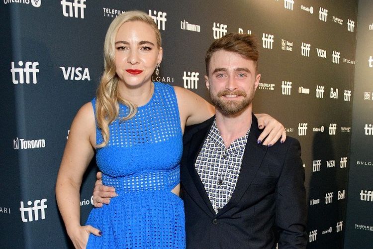 Pasangan Erin Darke dan Daniel Radcliffe menghadiri pemutaran perdana film Weird: The Al Yankovic Story di Festival Film Toronto 2022 di Royal Alexandra Theatre, Toronto, Kanada, pada 8 September 2022. 