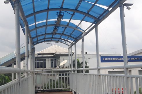 Melihat JPO Tak Terawat di Depan Kantor Imigrasi Jakarta Timur