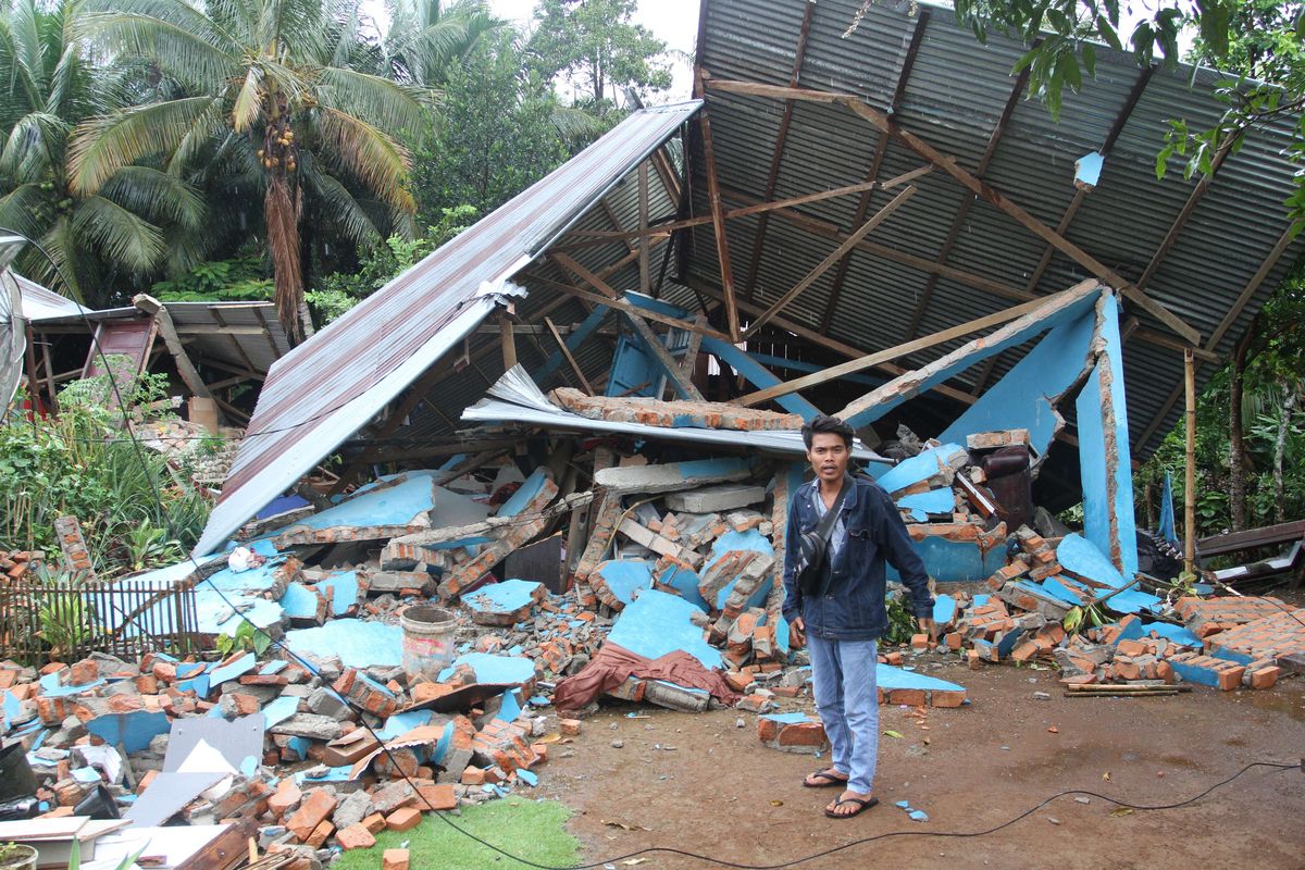 Warga melihat kondisi rumah yang rusak akibat gempa di Nagari Pinagar, Kecamatan Pasaman, Kabupaten Pasaman Barat, Sumatra Barat, Jumat (25/2/2022). Badan Nasional Penanggulangan Bencana (BNPB) menyatakan gempa berkekuatan magnitudo 6,2 di Pasaman Barat dan sekitarnya itu mengakibatkan tujuh warga meninggal dunia.