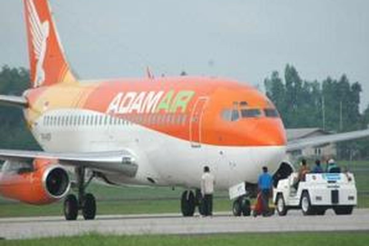 Pesawat Adam Air berpenumpang 120 orang tujuan Jakarta bersiap menuju landasan pacu Bandara Internasional Sultan Mahmud Badaruddin II Palembang, Sumatera Selatan, Selasa (18/3) pukul 08.25 WIB. Menurut Distrik Manager Adam Air Palembang, M Helmy, ini merupakan penerbangan terakhir sekaligus mengembalikan posisi pesawat ke Jakarta. 