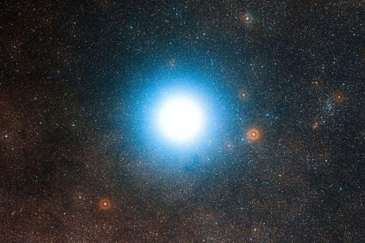 Foto Alpha Centauri yang diambil menggunakan Digitized Sky Survey 2 