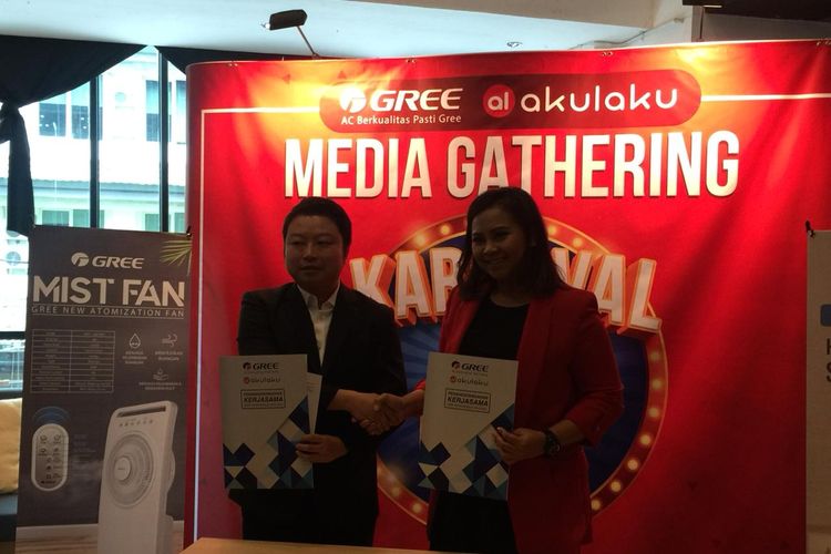 Simon Feng Marketing dan Brand Director of Gree Indonesia dan Martha Adlina Komisaris PT Akulaku Silvrr Indonesia mendandatangani kerjasama untuk Hari Belanja Online Nasional (Harbolnas).