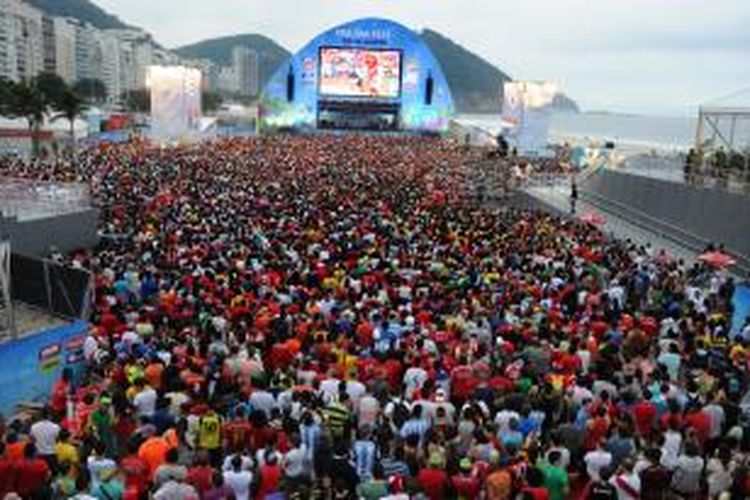 Inilah area Fan Fest FIFA Piala Dunia 2014, berupa area berpagar besi yang dapat menampung lebih dari 30.000 orang untuk bersama-sama menonton pertandingan lewat sebuah layar TV besar. Gambar diambil pada Rabu (18/6/2014).