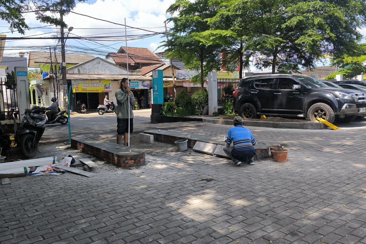 Palang parkir otomatis di RSU Tangsel kembali dilanjutkan pasca bentrok dengan Ormas PP.