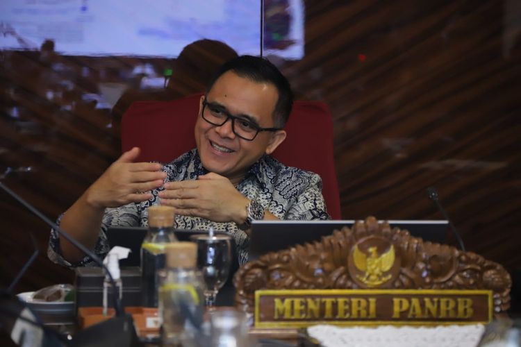 Menteri Pendayagunaan Aparatur Negara dan Reformasi Birokrasi (Menpan-RB) Abdullah Azwar Anas memimpin rapat bersama tim INA Digital di Kantor Kementerian Pendayagunaan Aparatur Negara dan Reformasi Birokrasi (Kemenpan-RB) di Jakarta, Jumat (21/6/2024).