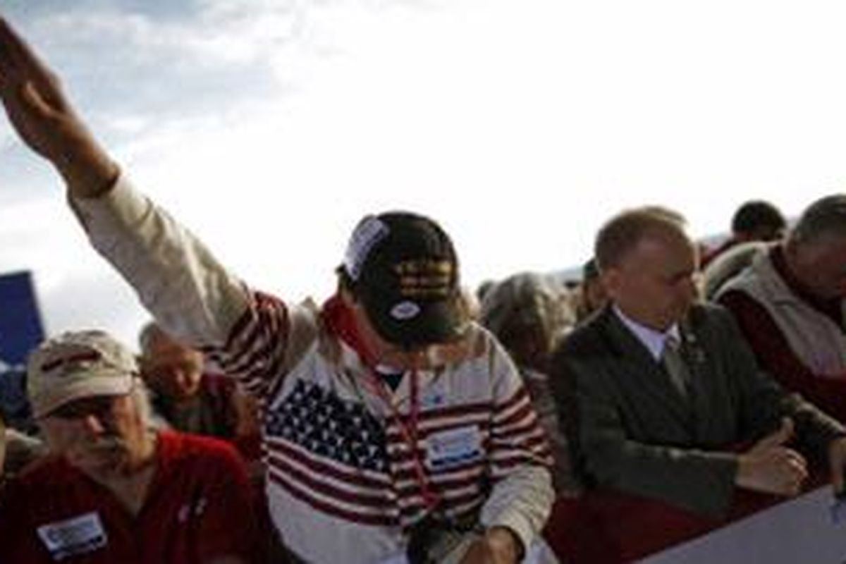 Mitt Romney melakukan kampanye terakhir di negara bagian Florida.