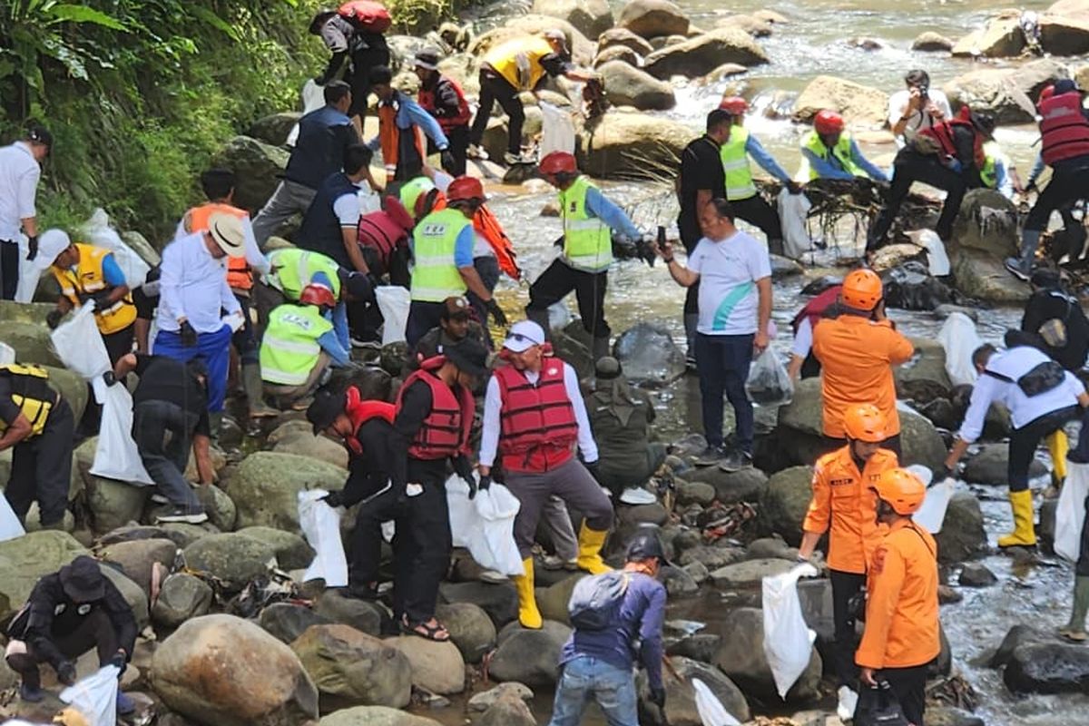 Lebih dari 100 anggota Komunitas Peduli Ciliwung membersihkan aliran Sungai Ciliwung yang melintasi Kebun Raya Bogor.