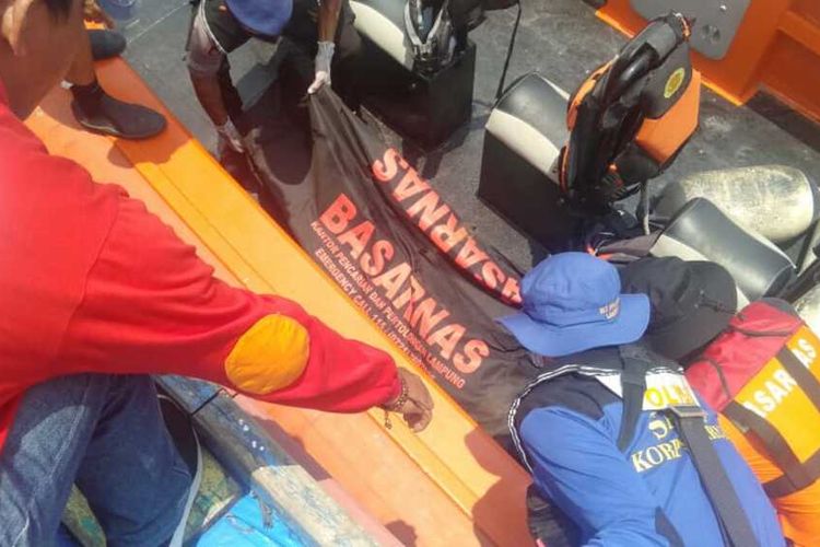 Proses evakuasi jasad pemancing yang tenggelam usai tersapu ombak di Pantai Canti, Lampung Selatan, Selasa (27/9/2022). Dua orang pemancing tewas tenggelam akibat peristiwa itu.