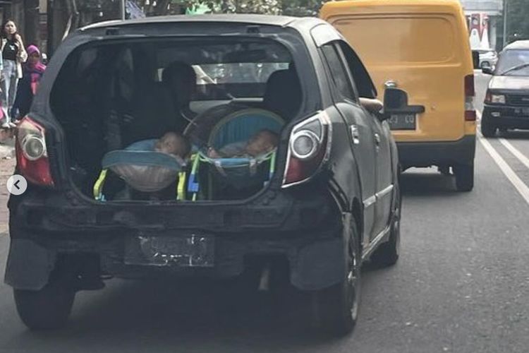 Tangkap layar video mobil mengangkut dua bayi yang tertidur dalam keadaan pintu bagasi terbuka, di Kota Solo, Jawa Tengah (Jateng).