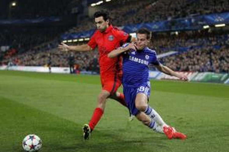 Bek Chelsea, Cesar Azpilicueta (kanan) saat berebut bola dengan gelandang PSG, Javier Pastore, pada laga leg kedua 16 besar Liga Champions, di Stamford Bridge, Rabu (11/3/2015).