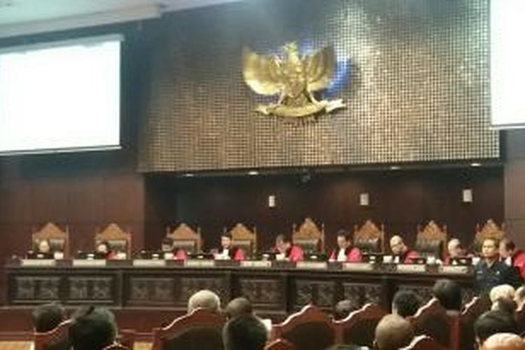 Majelis Hakim Konstitusi di Gedung Mahkamah Konstitusi, Senin (18/1/2016)