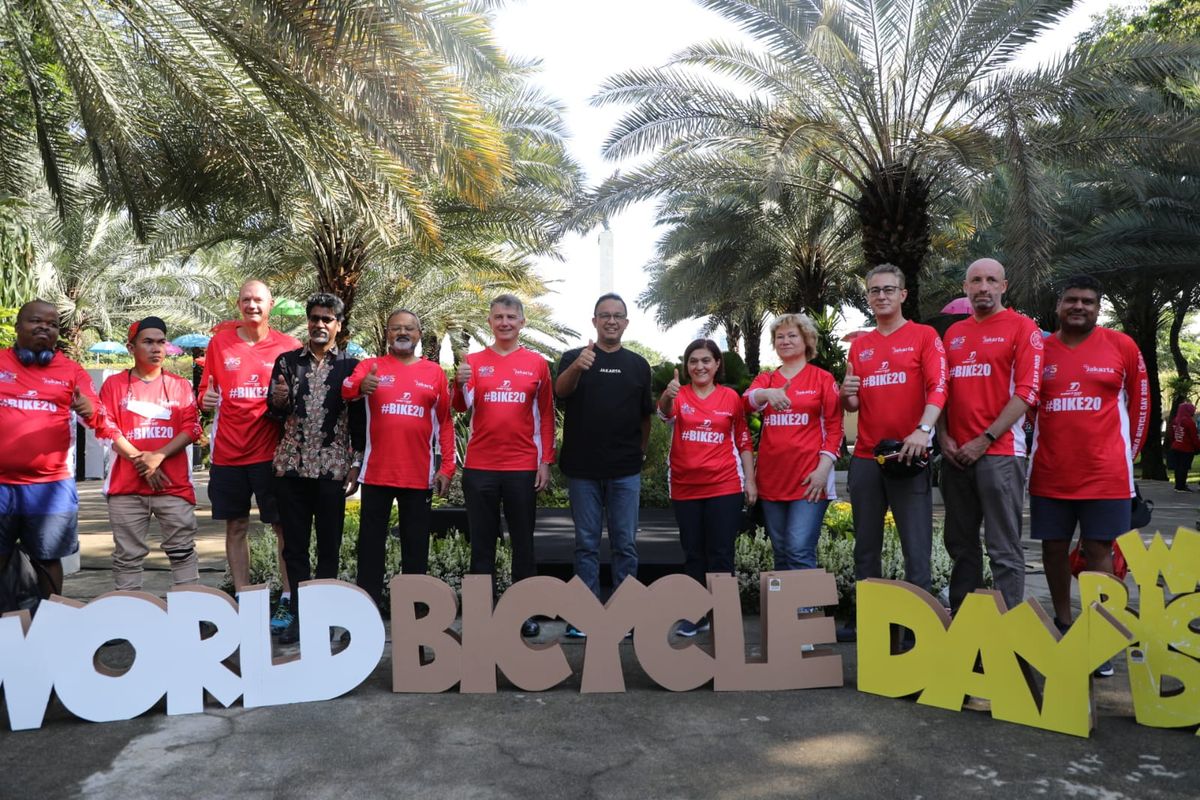 Gubernur DKI Jakarta bersepeda sambil piknik bersama para duta besar negara G20 dalam rangka Hari Sepeda Sedunia (World Bicycle Day), Jumat (3/6/2022).