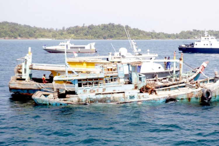 Sejumlah kapal dari sembilan Kapal Ikan Asing (KIA) yang dimusnahkan di Pulau Abang Kecil, Kepri, Riau, pada Senin (20/8/2018)