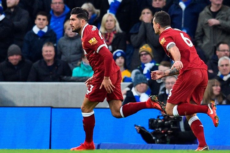 Gelandang Liverpool FC, Emre Can (kiri), merayakan gol yang dia cetak ke gawang Brighton & Hove Albion dalam laga Liga Inggris di Stadion Amex, Brighton, Sabtu (2/122017).