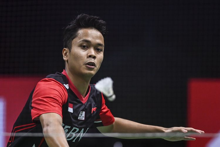 Pebulu tangkis tunggal putra Indonesia Anthony Sinisuka Ginting mengembalikan kok ke arah lawannya pebulu tangkis tunggal putra Cina Zhao Jun Peng dalam pertandingan babak perempat final Piala Thomas 2022 di Impact Arena, Bangkok, Thailand, Kamis (12/5/2022). ANTARA FOTO/M Risyal Hidayat/YU