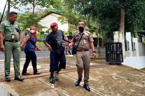 Dirazia Satpol PP, Manusia Silver Kabur ke Persawahan