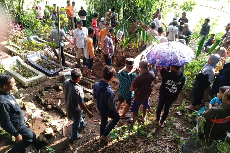 Para korban minuman keras oplosan tewas dan telah dimakamkan di kampung halamannya masing-masing di Desa Jayamukti Kecamatan Leuwisari Kabupaten Tasikmalaya, Kamis (23/1/2020).