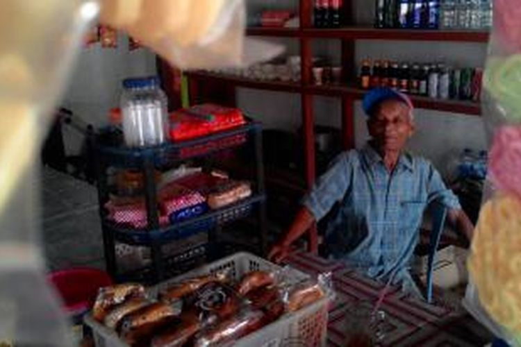 Maman Sudana, eks Tapol di Balikpapan, kini hidup tenang sambil membuka toko kelontong di desa Argosari, lahan yang dibukanya setelah bebas dari tahanan. Ia sempat merasakan dinginnya tahanan bagi Tapol di tahun 1971-1977.