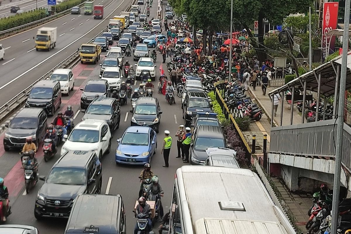Aksi unjuk rasa buruh di Kantor Kementerian Ketenagakerjaan (Kemenaker) berimbas kepadatan arus lalu lintas di Jalan Gatot Subroto, Jakarta Selatan arah Cawang, Jakarta Timur, Rabu (16/2/2022).