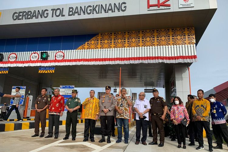 Gubernur Riau Syamsuar (baju batik kuing) bersama Hutama Karya saat membuka jalan tol Pekanbaru-Bangkinang, Kamis (27/10/2022).