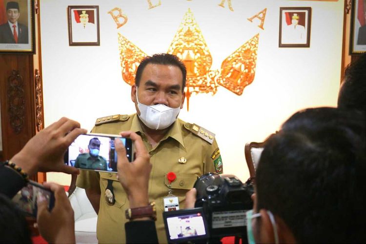 Bupati Blora, Arief Rohman memberikan keterangan pers di kantornya, Senin (31/1/2022)
