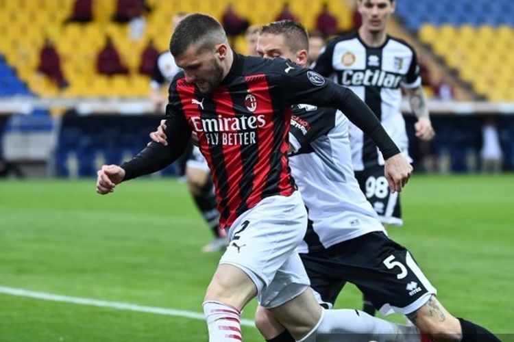 Ante Rebic dalam proses mencetak gol yang membawa tim tamu unggul 1-0 pada laga Liga Italia Parma vs AC Milan di Stadion Ennio Tardini, 10 April 2021.