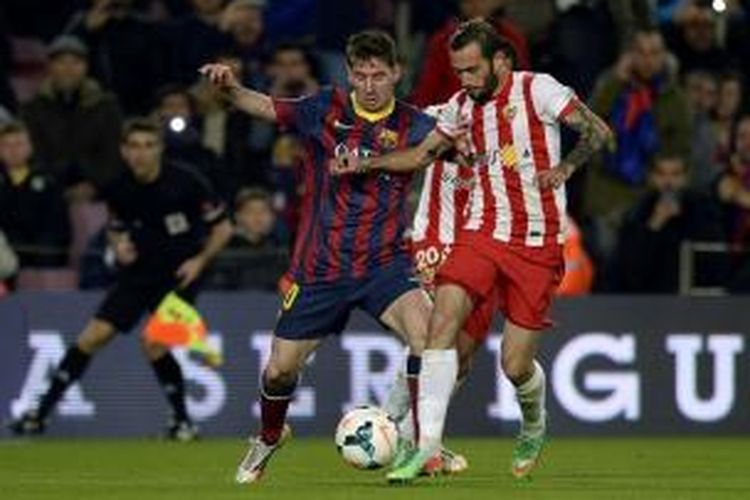 Pemain Barcelona, Lionel Messi (kiri), berduel dengan Aleix Vidal yang saat itu masih berseragam Almeria, pada laga lanjutan Divisi Primera La Liga di Stadion Camp Nou, 2 Maret 2014. 