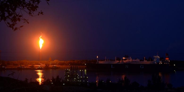 Api dari cerobong Pabrik Perta Arun Gas terlihat dari Taman Ngieng Joh, Kota Lhokseumawe, Aceh.